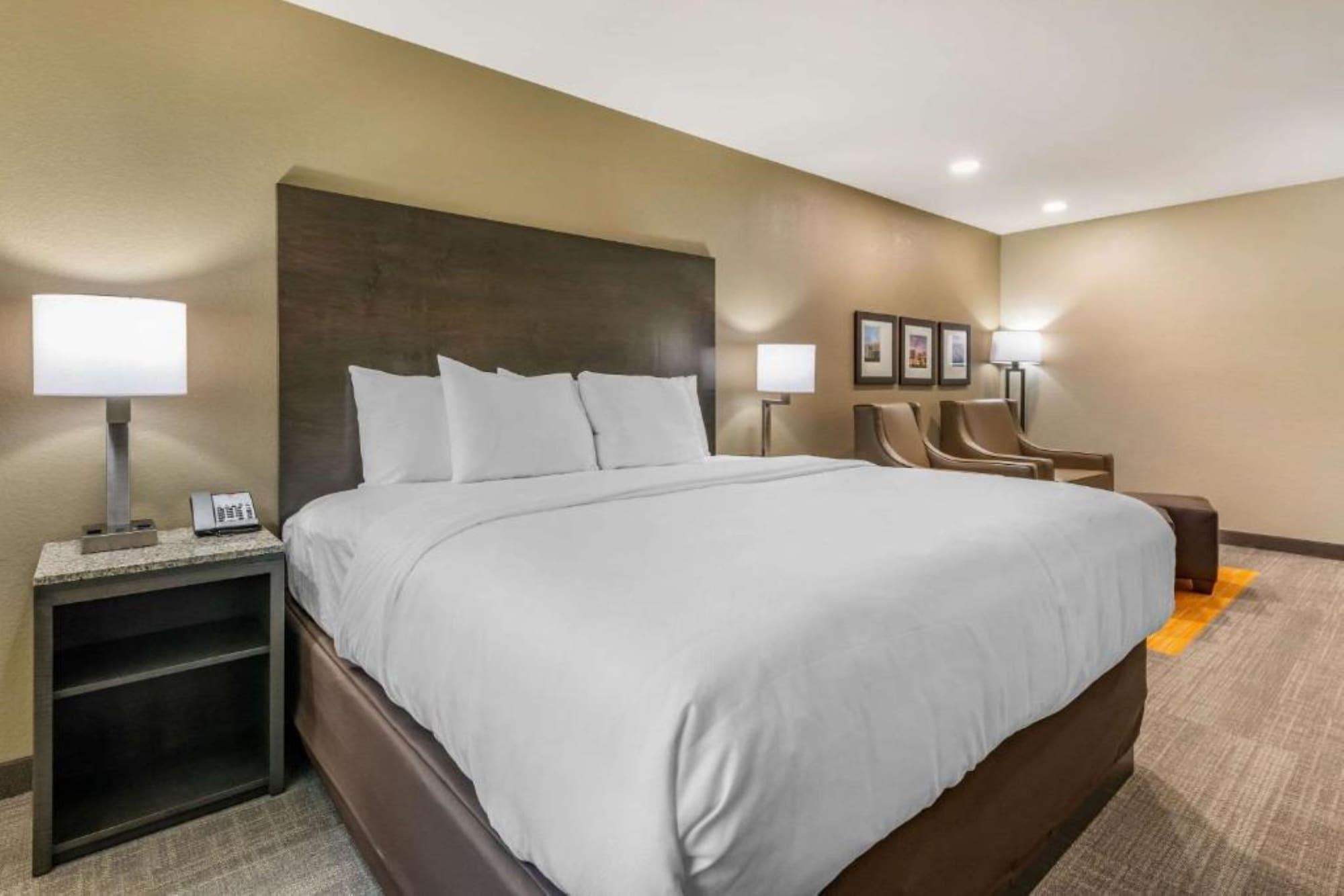 Ameniti Bay - Best Western Signature Collection Fruitville Екстериор снимка
