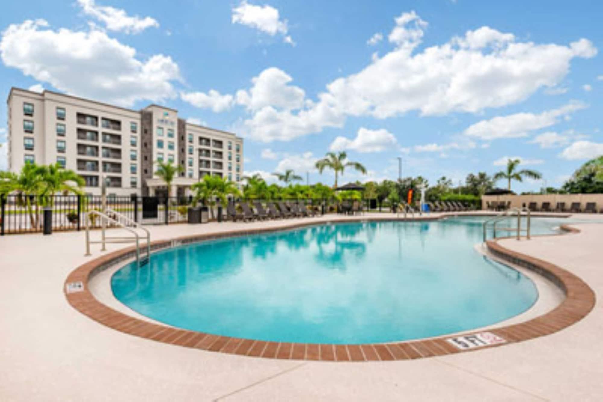 Ameniti Bay - Best Western Signature Collection Fruitville Екстериор снимка