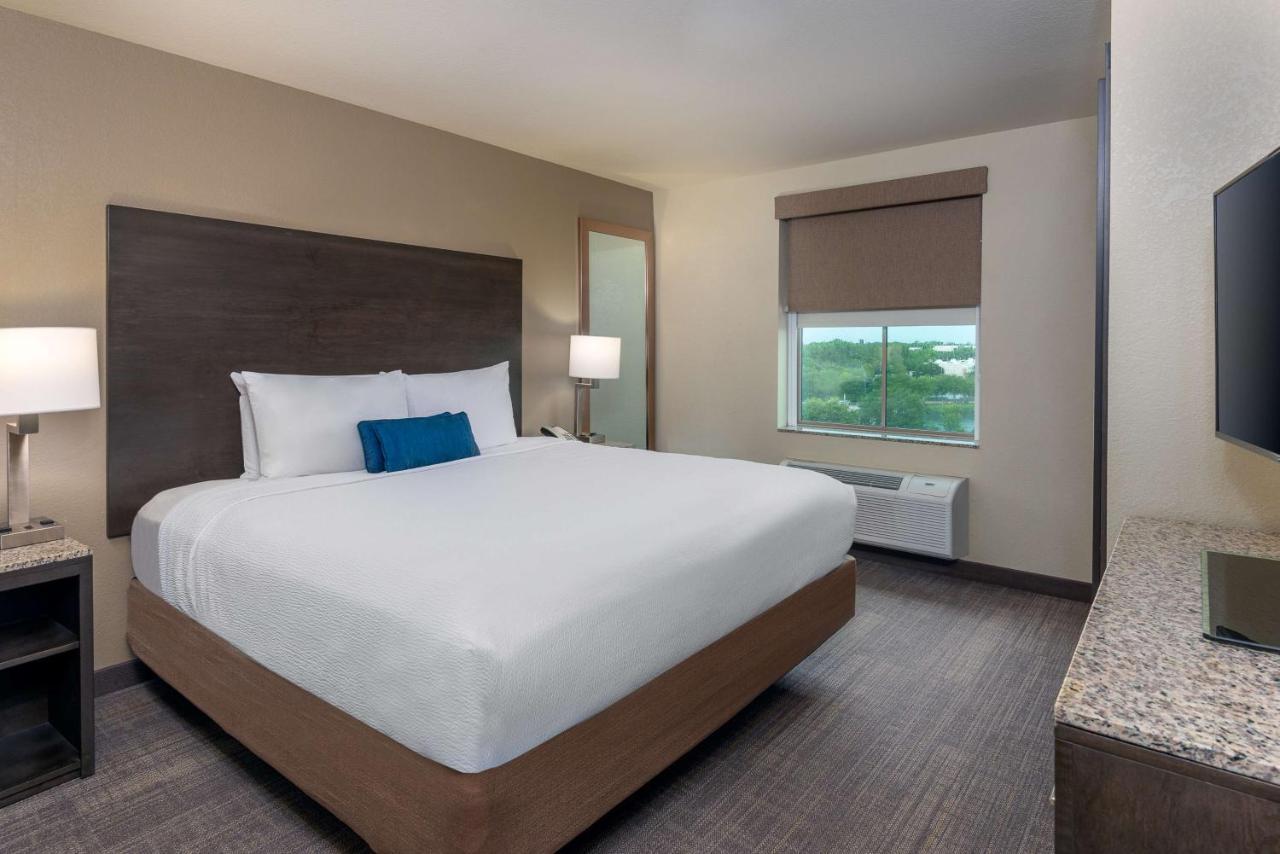 Ameniti Bay - Best Western Signature Collection Fruitville Екстериор снимка