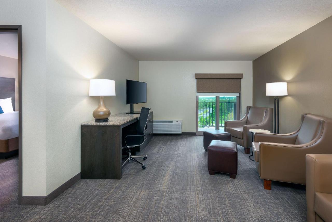 Ameniti Bay - Best Western Signature Collection Fruitville Екстериор снимка