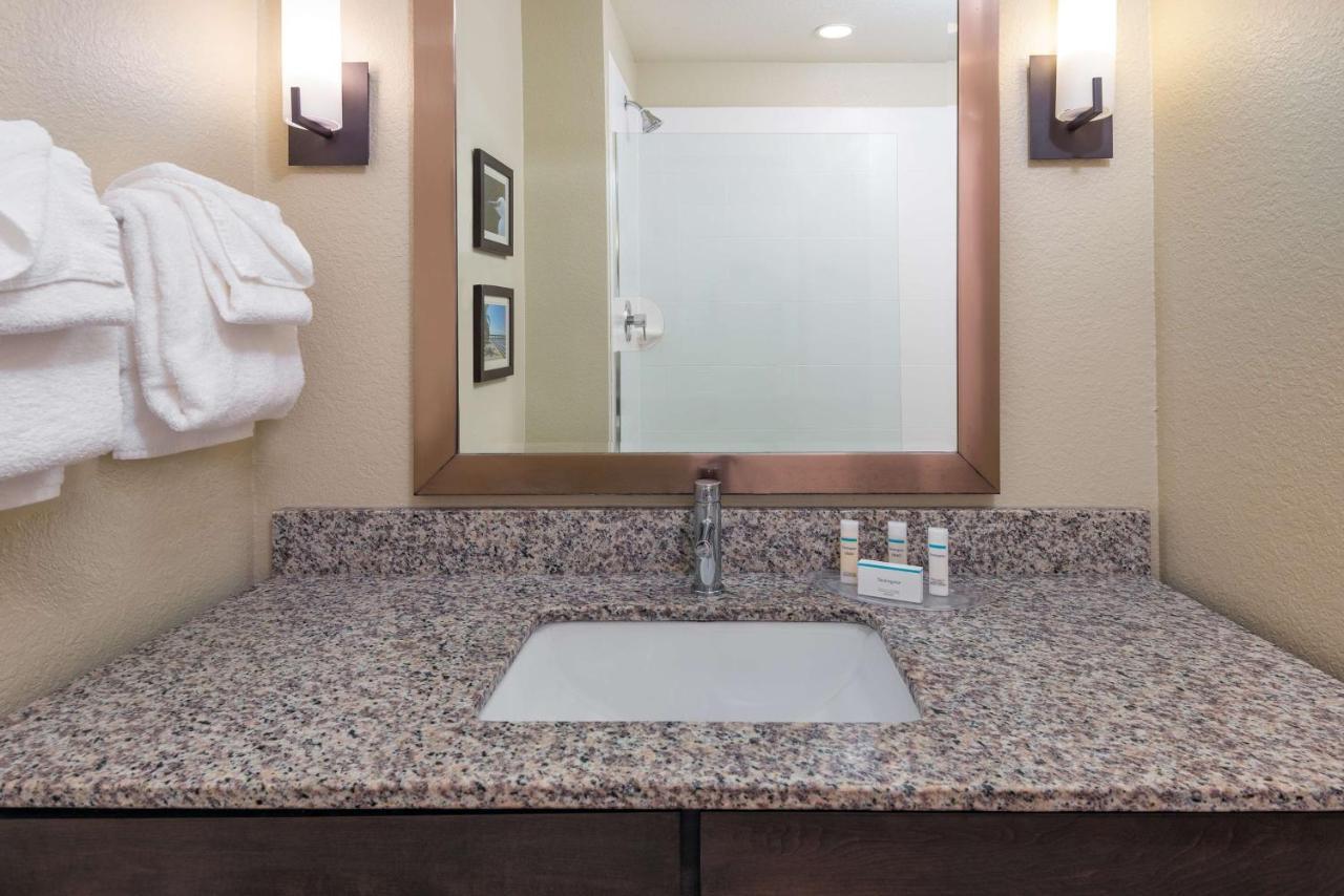Ameniti Bay - Best Western Signature Collection Fruitville Екстериор снимка