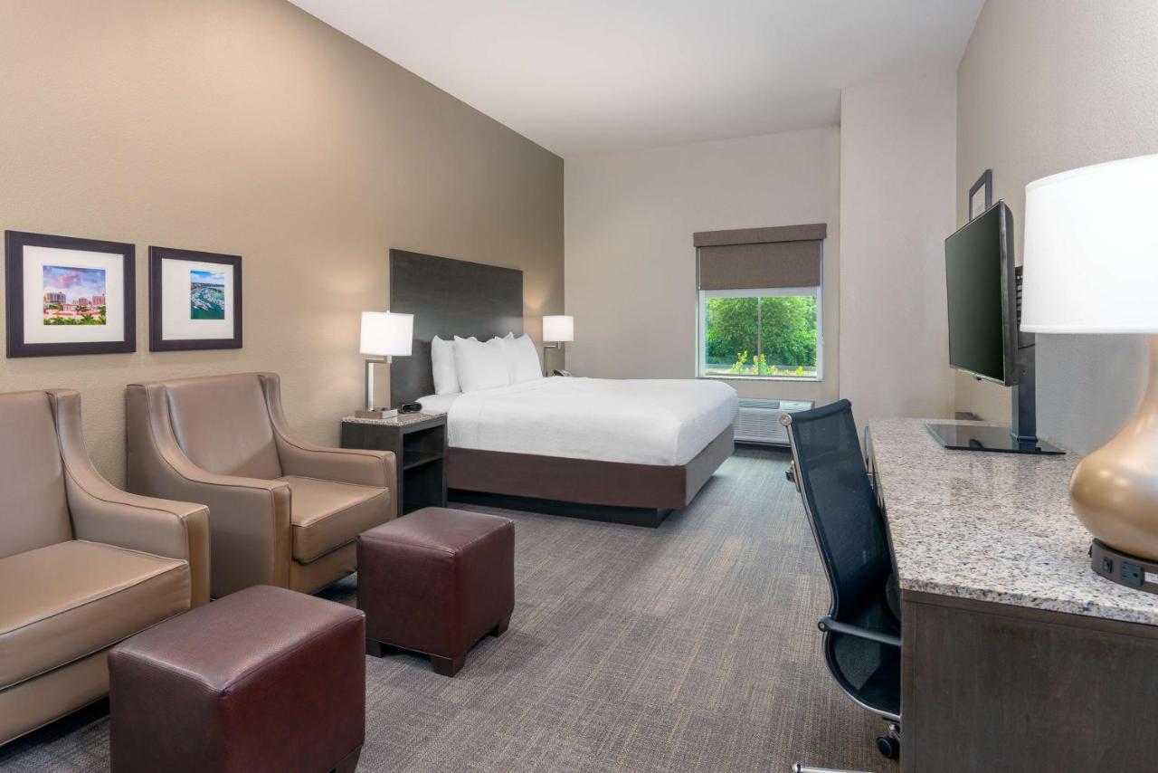 Ameniti Bay - Best Western Signature Collection Fruitville Екстериор снимка